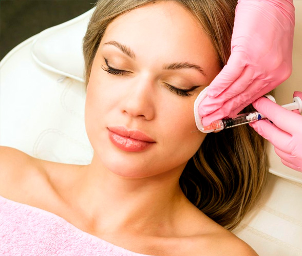 Mujer recibiendo un tratamiento de estimulación de colágeno