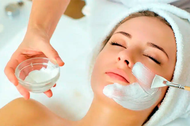 Mujer recibiendo un tratamiento de exfoliación sobre su piel