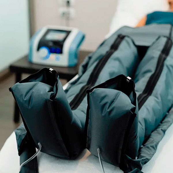 Paciente recibiendo un tratamiento de presoterapia