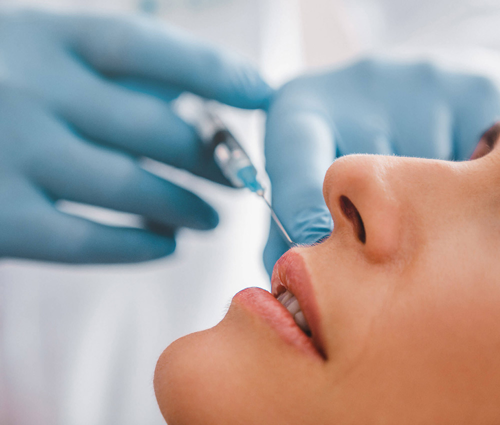 Mujer recibiendo un tratamiento de ácido hialurónico sobre su labio superior