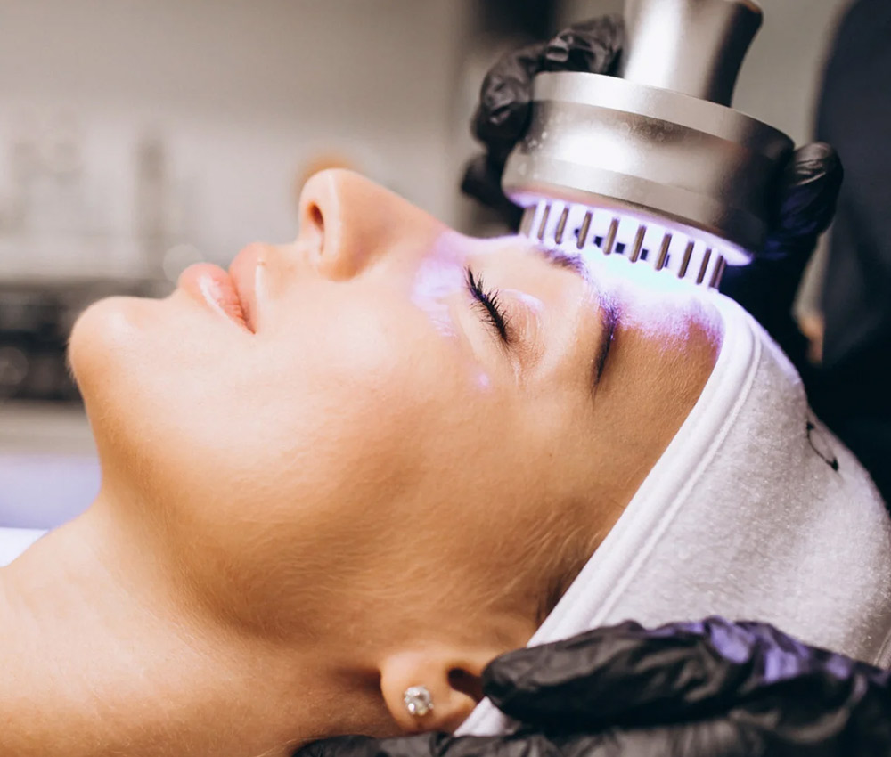 Mujer recibiendo un tratamiento de radiofrecuencia facial